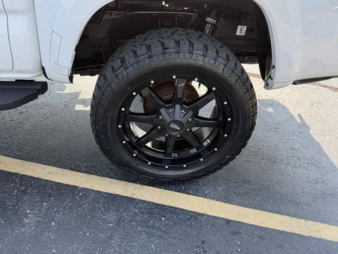 Used 2017 Toyota Tacoma TRD Sport w/ Tow Package (A/T) AWD/4WD image 13