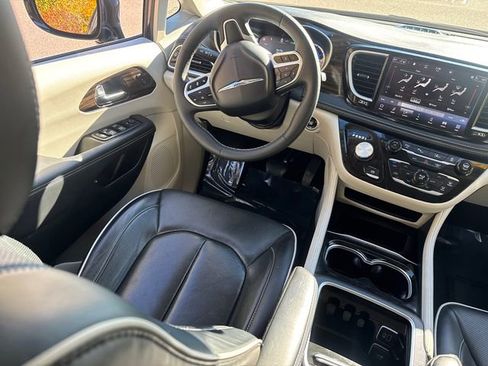 Used 2023 Chrysler Pacifica Limited image 24