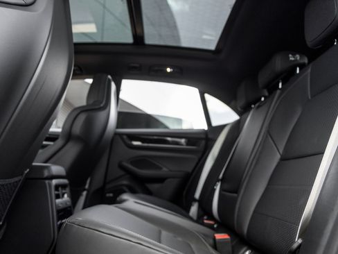 Certified 2025 Porsche Macan Electric RWD image 31