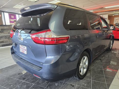 Used 2017 Toyota Sienna LE image 4