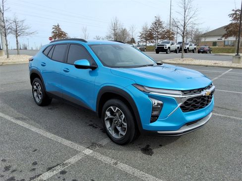 Certified 2025 Chevrolet Trax LT w/ Driver Confidence Package image 3