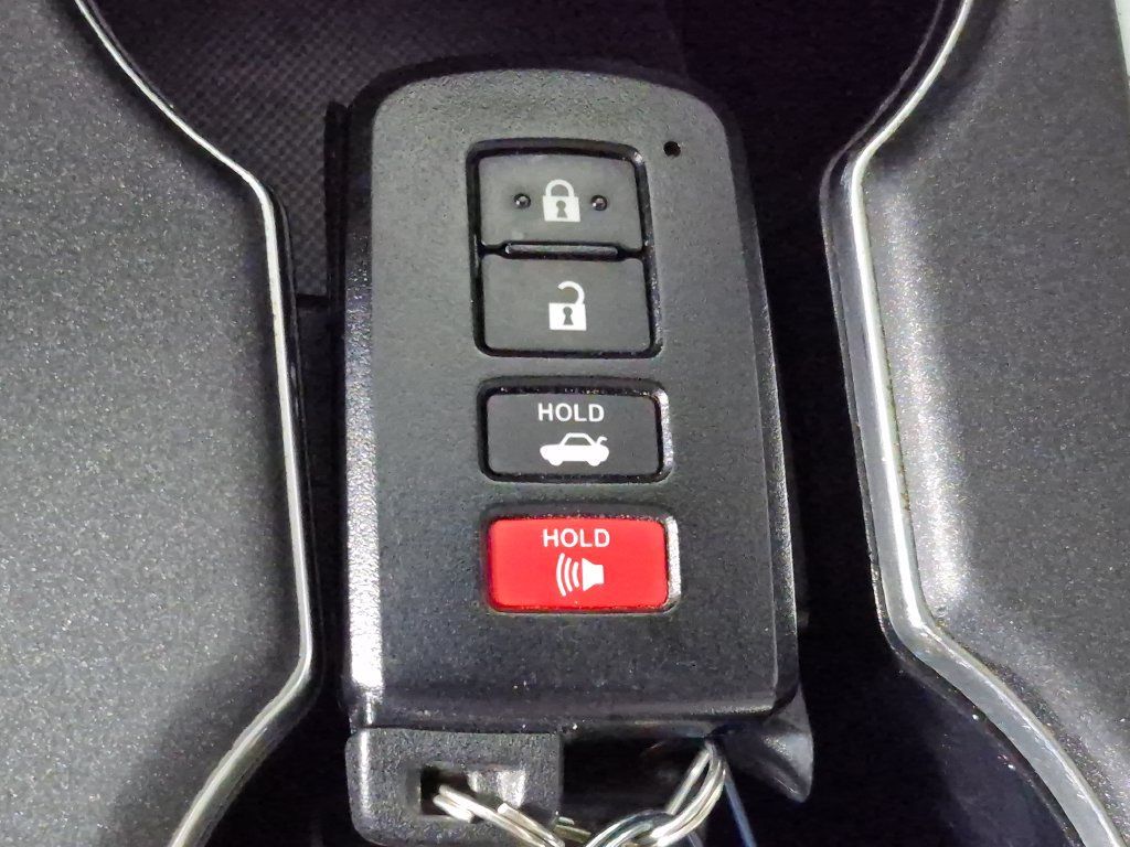 Used 2015 Toyota Camry XLE w/ Moonroof Package FWD image 29