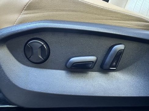 Used 2022 Volkswagen Tiguan SE w/ Panoramic Sunroof Package image 18