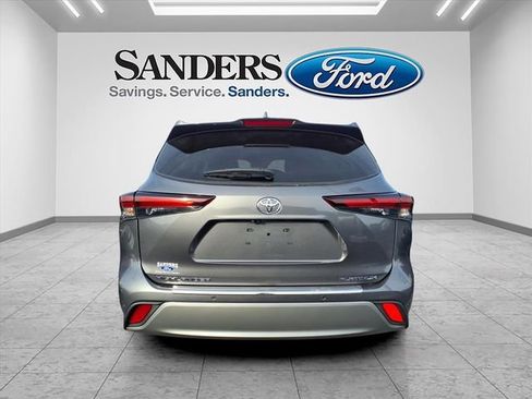 Used 2024 Toyota Highlander Platinum image 3