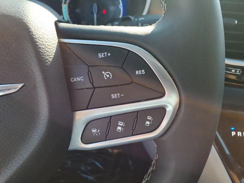 Used 2023 Chrysler Pacifica Touring-L image 9