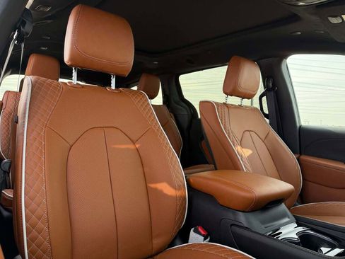 New 2026 Chrysler Pacifica Pinnacle image 24