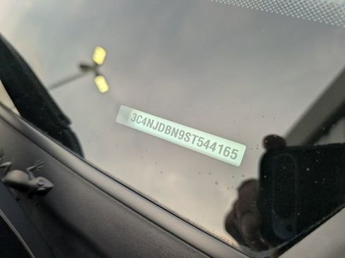 Used 2025 Jeep Compass Latitude w/ Convenience Group image 23