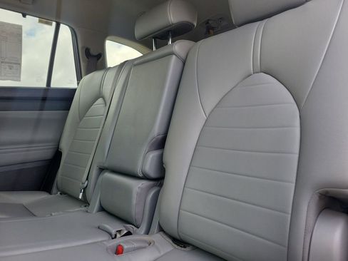 Used 2023 Toyota Highlander XLE image 11