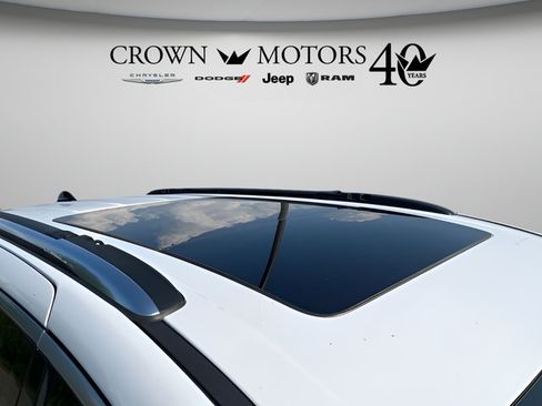 Used 2024 Chrysler Pacifica Pinnacle FWD image 7