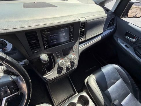 Used 2019 Toyota Sienna SE w/ Carpet Mat Package FWD image 19