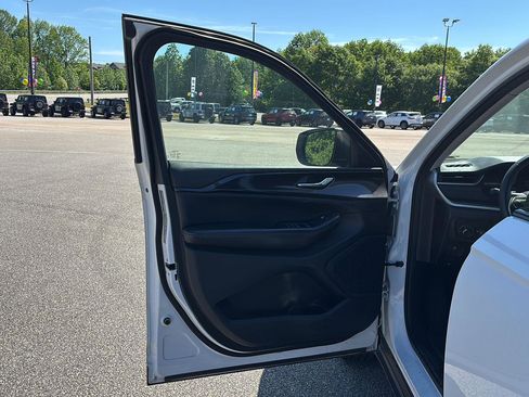 Used 2023 Jeep Grand Cherokee Laredo image 9