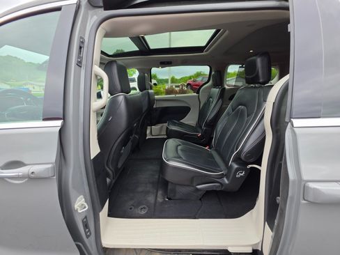 Used 2023 Chrysler Pacifica Limited FWD image 23