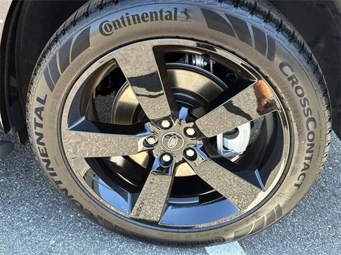 New 2025 Land Rover Defender 130 X-Dynamic SE image 3