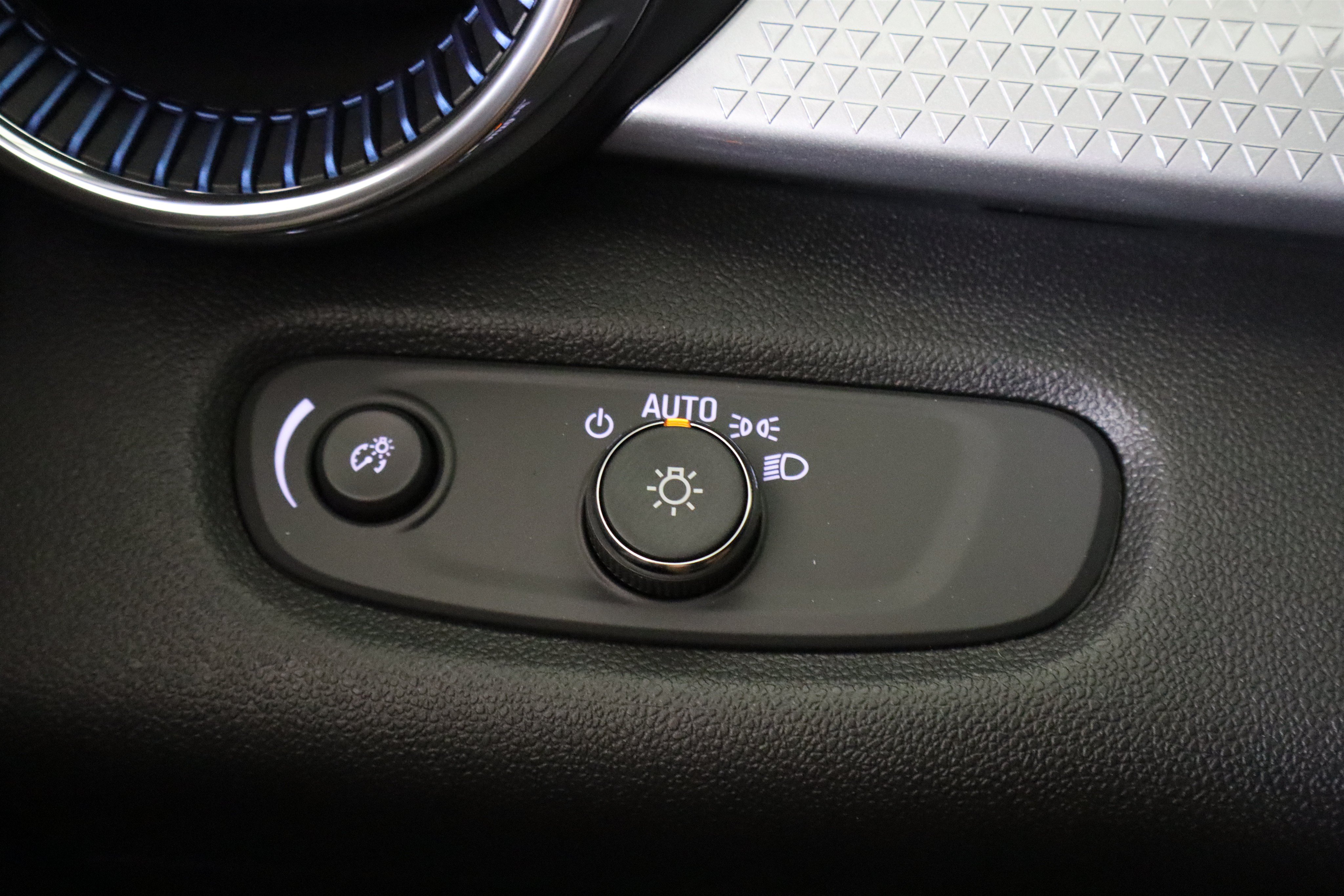 New 2026 Chevrolet Trax LT w/ Driver Confidence Package FWD image 34