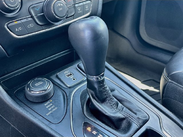 Used 2019 Jeep Cherokee Latitude Plus w/ Trailer Tow Group AWD/4WD image 17