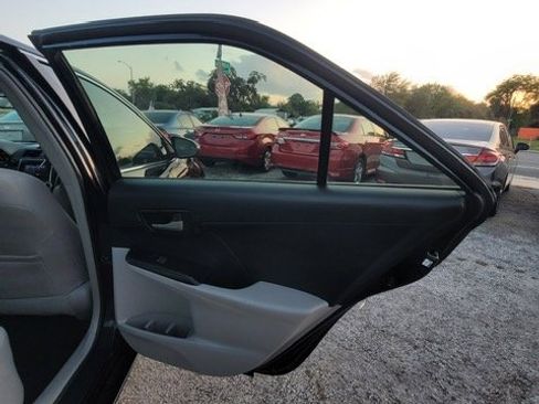 Used 2014 Toyota Camry LE image 9