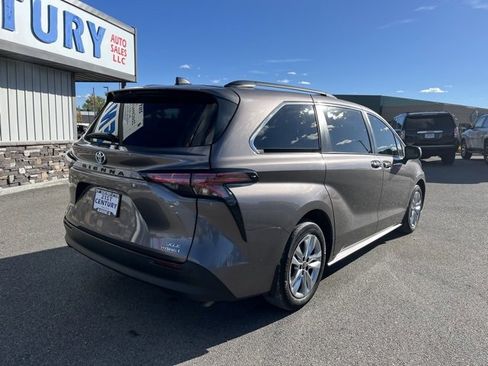 Used 2022 Toyota Sienna XLE image 12