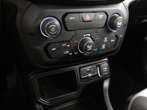 Used 2019 Jeep Renegade Latitude w/ Cold Weather Group FWD image 19