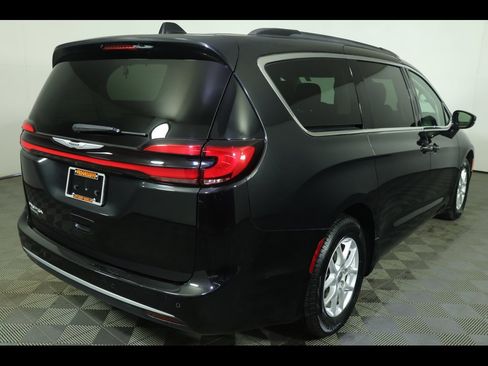 Used 2022 Chrysler Pacifica Touring-L image 2