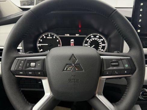 New 2025 Mitsubishi Outlander SE image 17