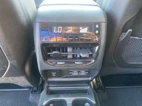 Used 2023 Jeep Grand Cherokee L Limited AWD/4WD image 24