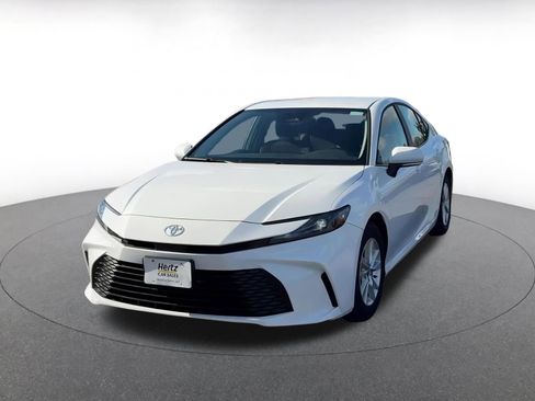 Used 2025 Toyota Camry LE image 7