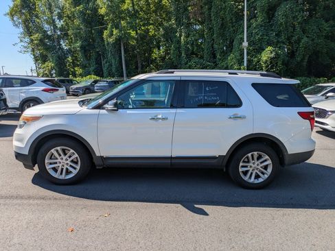 Used 2015 Ford Explorer XLT w/ Equipment Group 202B FWD image 3