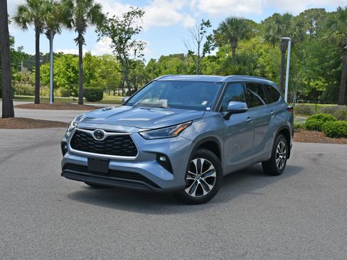 Used 2021 Toyota Highlander XLE AWD/4WD image 6