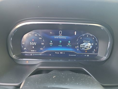 Used 2024 Chevrolet Suburban Z71 w/ Luxury Package AWD/4WD image 14