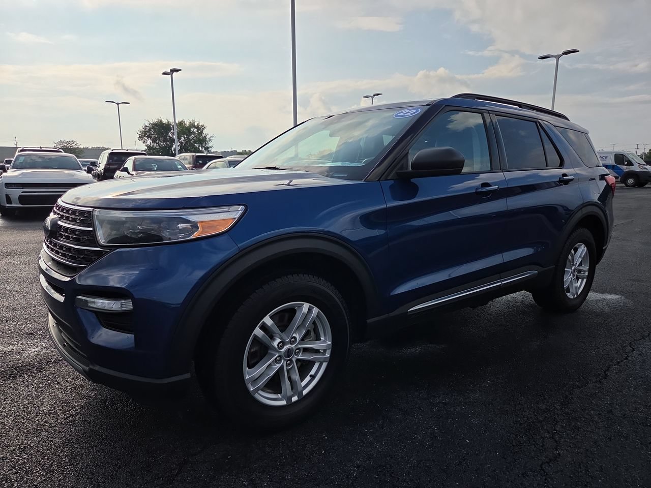 Used 2022 Ford Explorer XLT AWD/4WD image 3