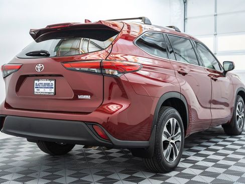 Used 2022 Toyota Highlander XLE AWD/4WD image 5