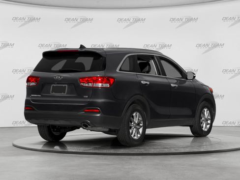 Used 2018 Kia Sorento FWD image 2