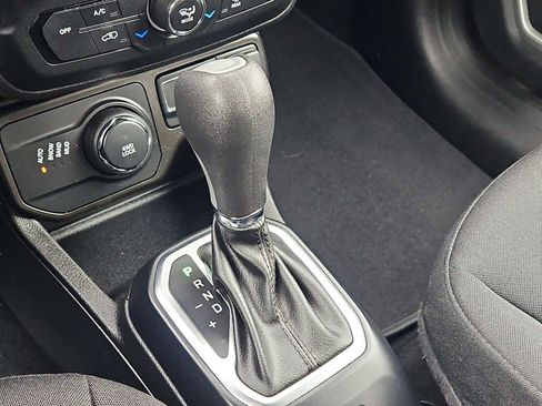 Used 2021 Jeep Renegade Latitude w/ Luxury Group I image 25