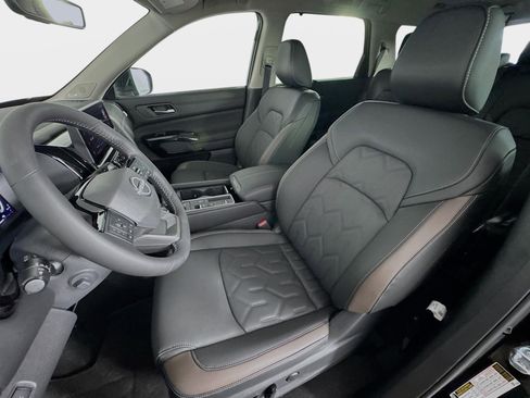 New 2026 Nissan Pathfinder Platinum FWD image 11