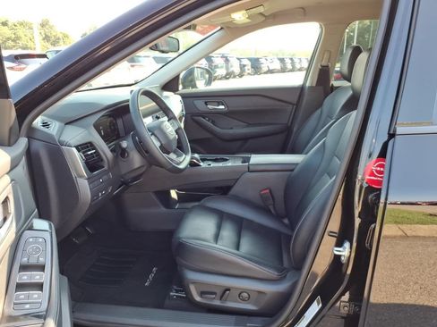 Certified 2025 Nissan Rogue SL FWD image 4