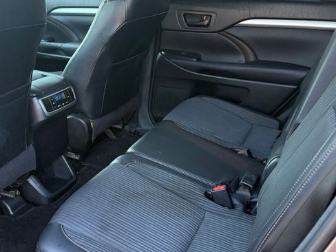 Used 2015 Toyota Highlander LE image 12