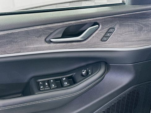 Used 2023 Jeep Grand Cherokee Limited w/ Black Appearance Package image 15