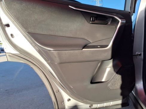 Used 2021 Toyota RAV4 LE image 19