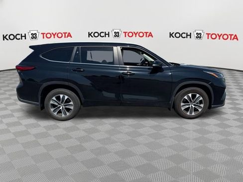 Used 2023 Toyota Highlander XLE AWD/4WD image 9