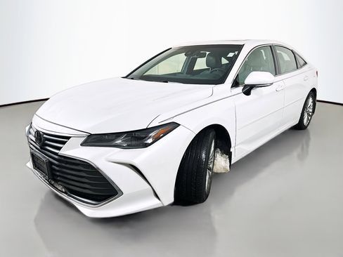 Used 2019 Toyota Avalon Limited image 3