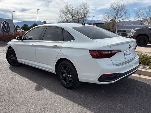 Used 2024 Volkswagen Jetta SE w/ Panoramic Sunroof Package image 4