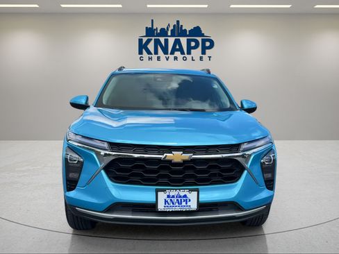 Used 2025 Chevrolet Trax LT FWD image 8