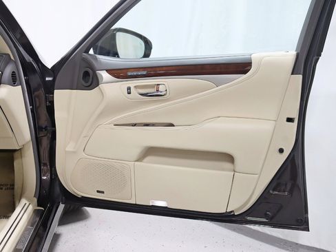 Used 2013 Lexus LS 460 AWD w/ Ultra Luxury Pkg image 34
