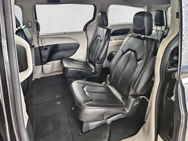 Used 2023 Chrysler Pacifica Touring-L FWD image 18