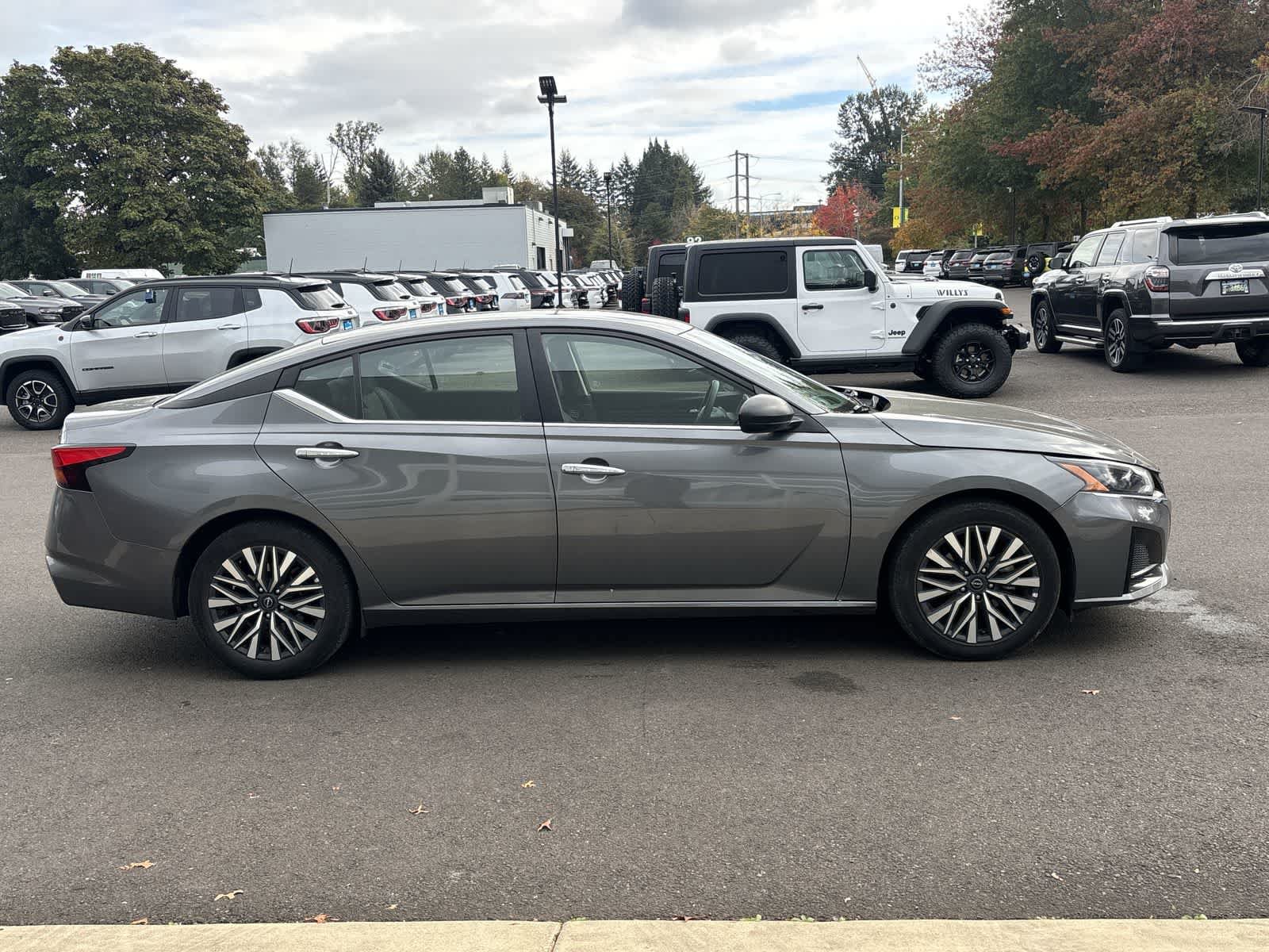 Used 2024 Nissan Altima 2.5 SV FWD image 6
