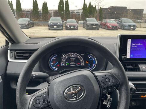 Used 2025 Toyota RAV4 LE image 33