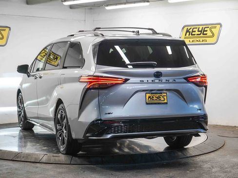 Used 2025 Toyota Sienna XSE w/ XSE Premium Package image 2