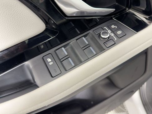 Used 2020 Land Rover Range Rover Evoque S image 34