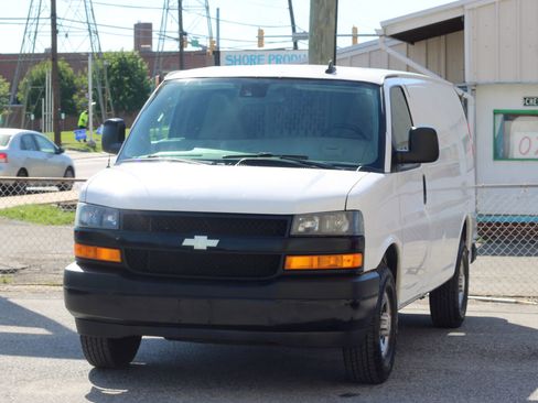 Used 2020 Chevrolet Express 3500 w/ Driver Convenience Package RWD image 3