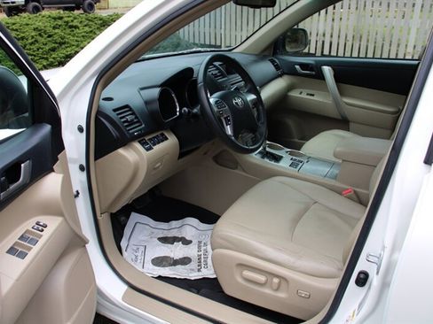 Used 2012 Toyota Highlander SE w/ Tow Pkg image 5